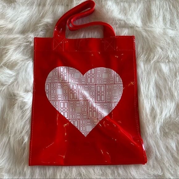 Elizabeth Arden Red Mini Heart Bag - Picture 1 of 4